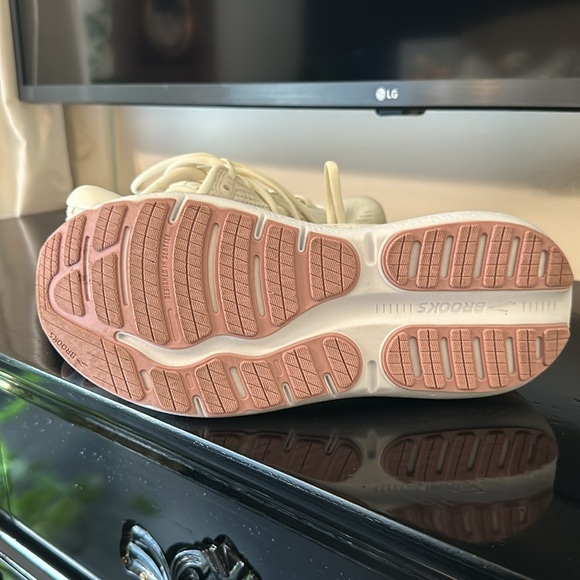 Brooks Ghost Max 2 Gym Shoes - Picture 3 of 11